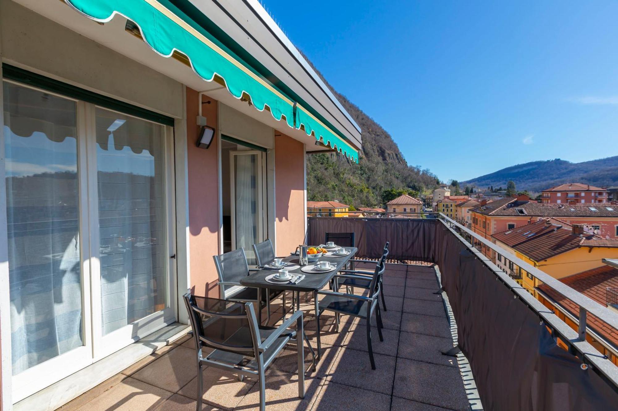 Appartamento Il Golfo Lake View - Happy Rentals Laveno Bagian luar foto